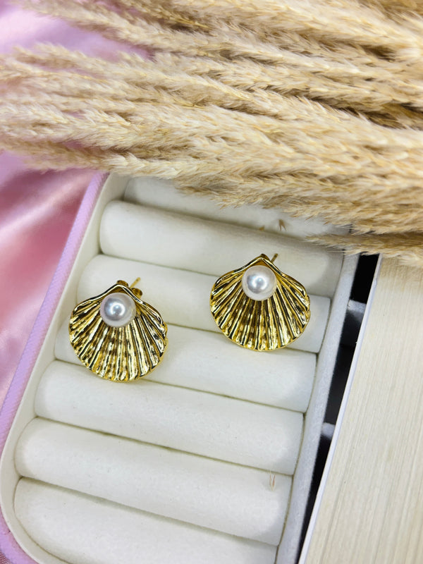 Aurelia Pearl Studs π€β¨