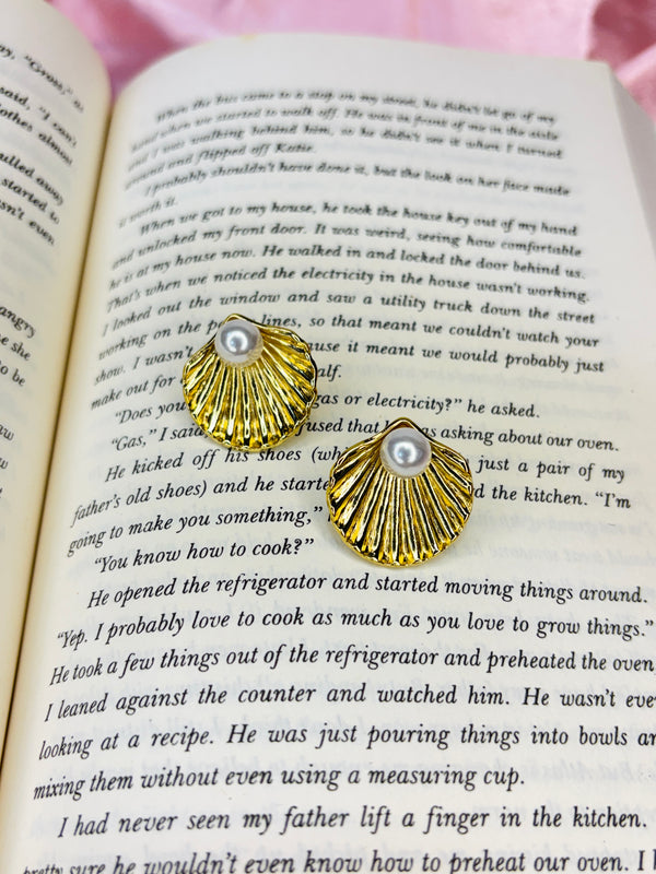 Aurelia Pearl Studs π€β¨